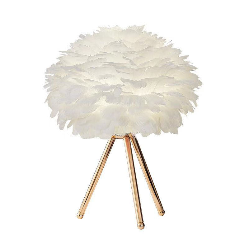 Feder-Tischlampe mit Goldakzenten – elegante Deko-Leuchte