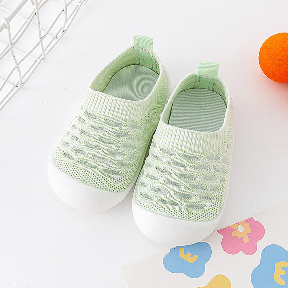 Light green breathable baby shoes with knit design on colorful mat