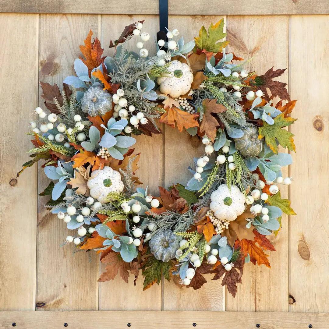 Herbstkranz mit Ahornblättern und Kürbissen für die Haustür