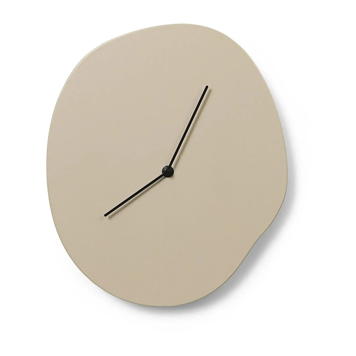 Skulpturale Wanduhr mit organischem Design – skandinavischer Stil