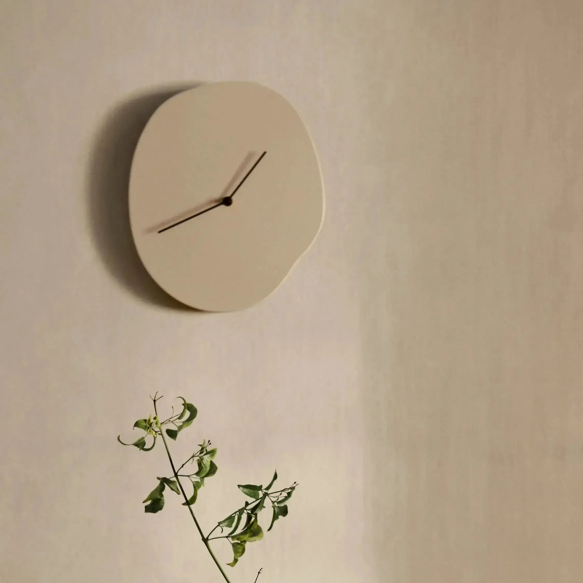 Skulpturale Wanduhr mit organischem Design – skandinavischer Stil