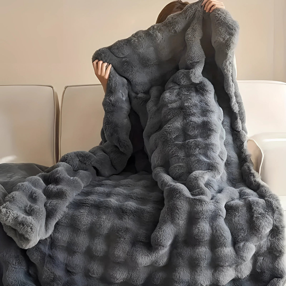 Weighted blanket with faux fur and chunky knit design