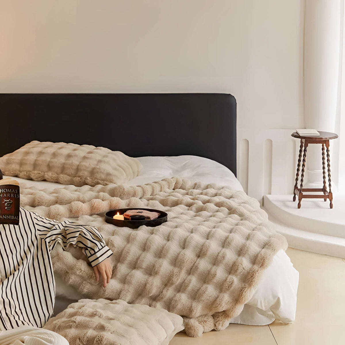 Weighted blanket with faux fur and chunky knit design