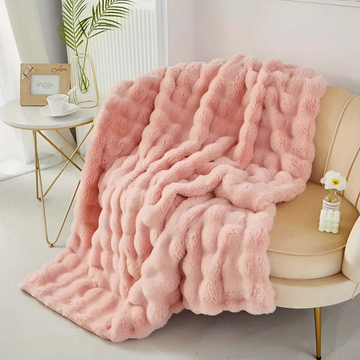 Weighted blanket with faux fur and chunky knit design