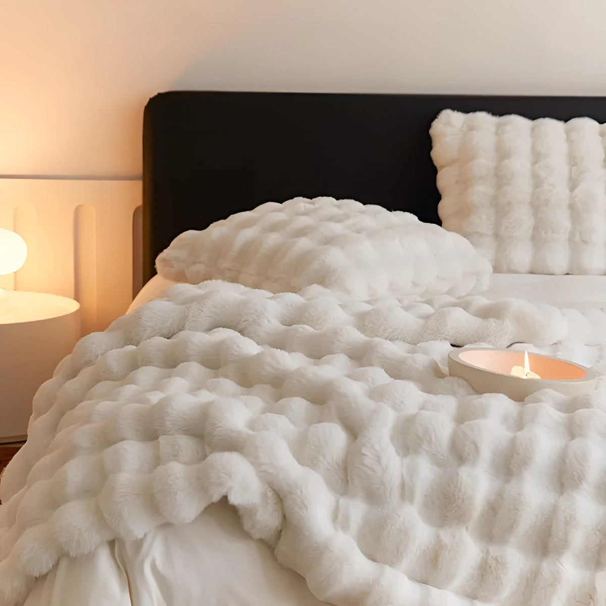 Weighted blanket with faux fur and chunky knit design