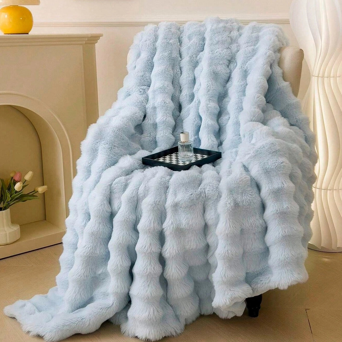 Weighted blanket with faux fur and chunky knit design