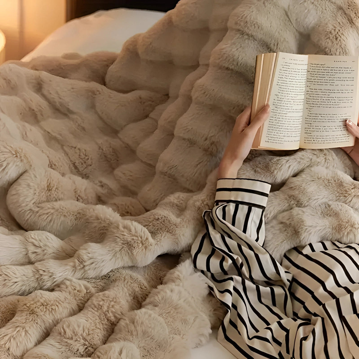 Weighted blanket with faux fur and chunky knit design