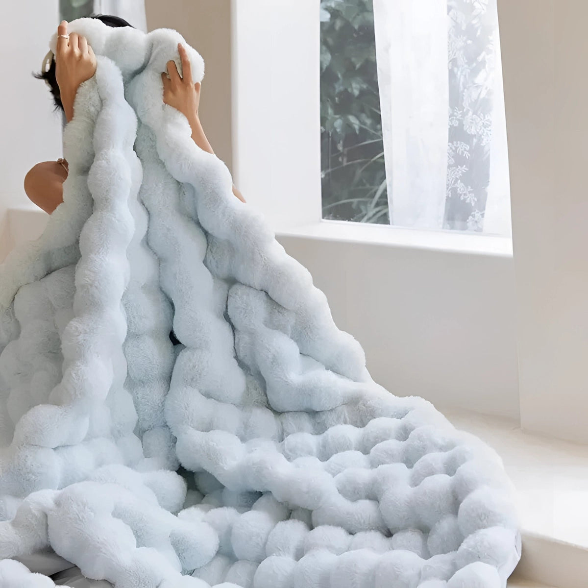 Weighted blanket with faux fur and chunky knit design
