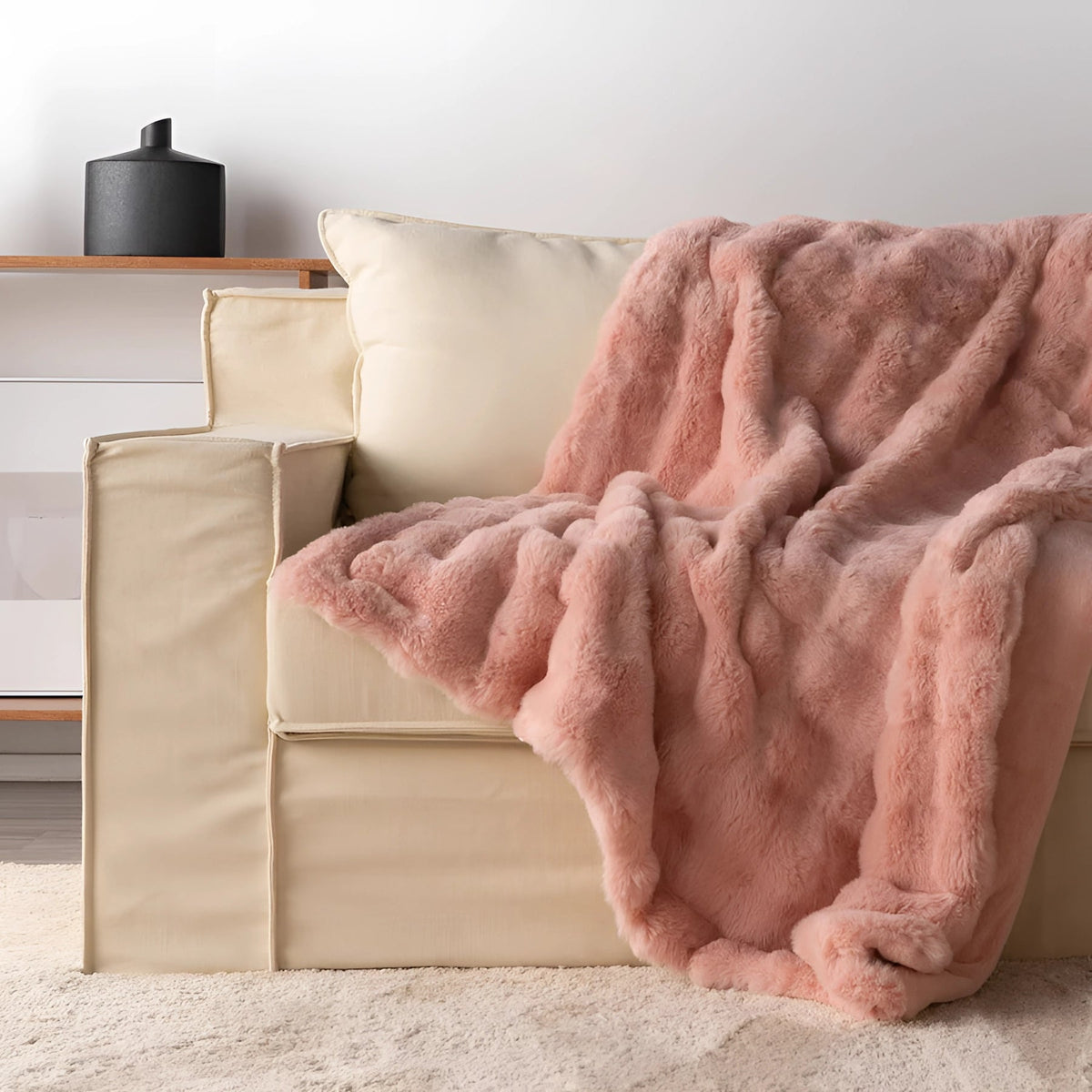 Weighted blanket with faux fur and chunky knit design