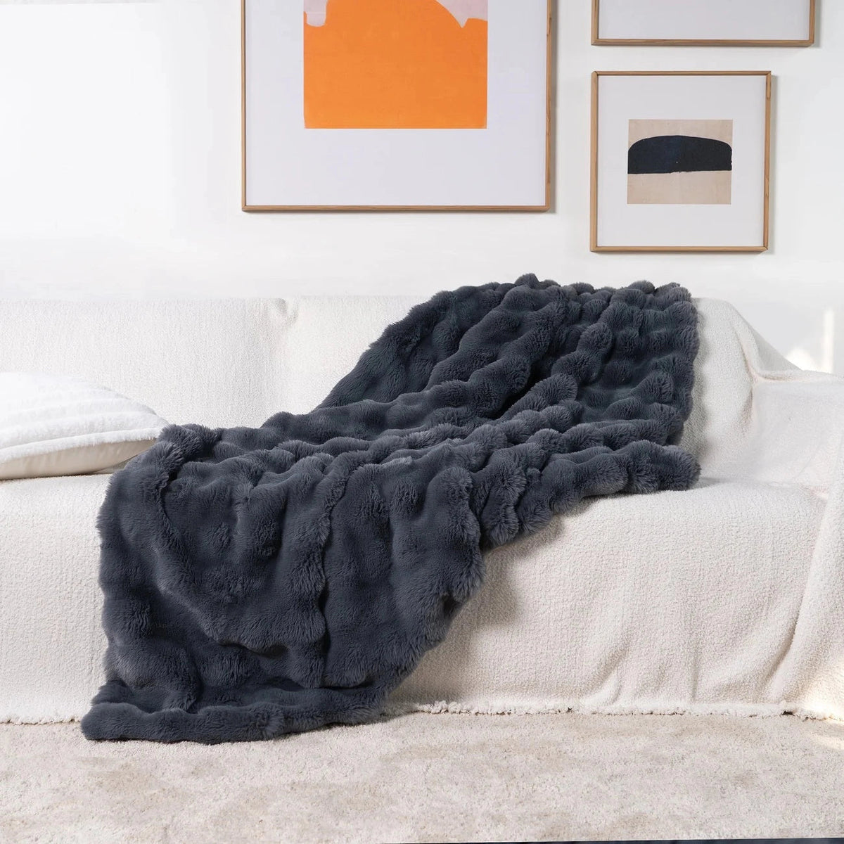 Weighted blanket with faux fur and chunky knit design