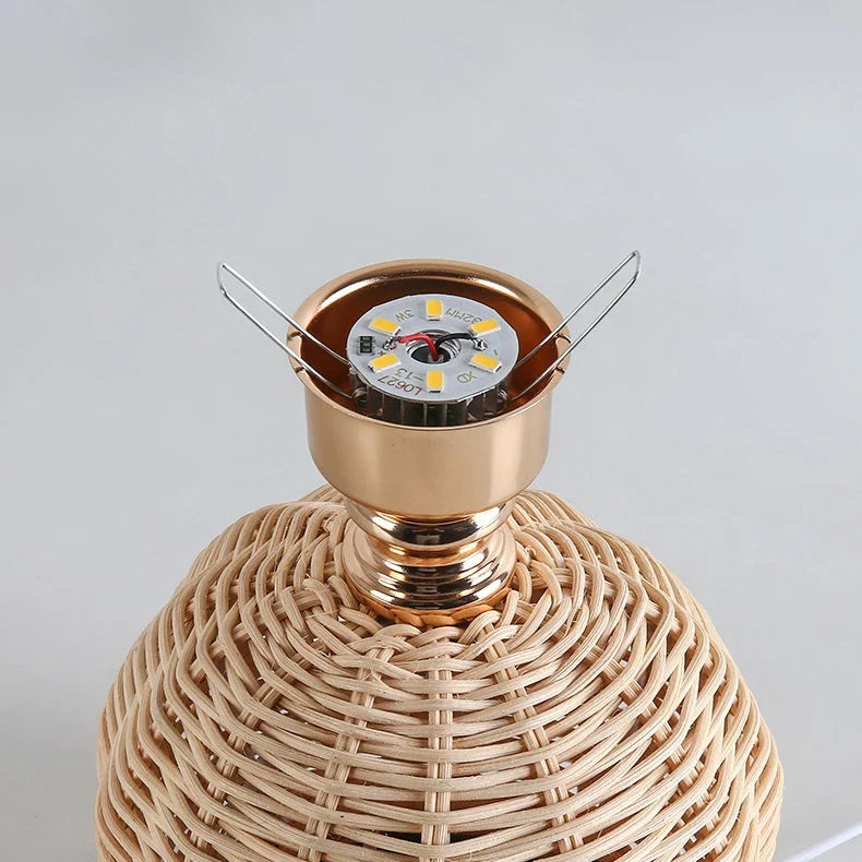 mit Rattansockel und Stoffschirm – USB-betrieben