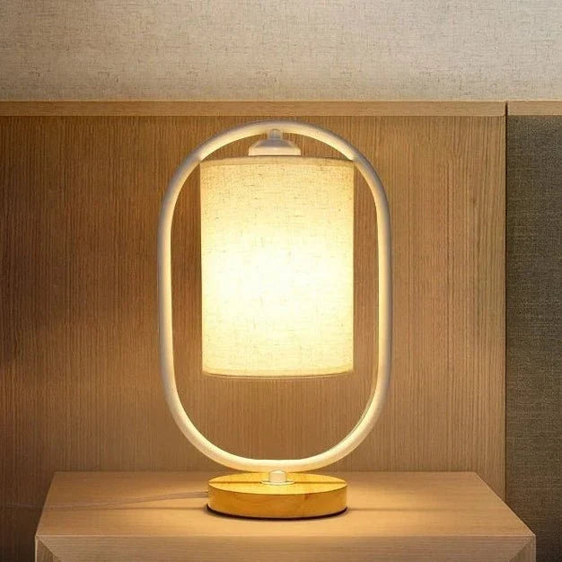 Tischlampe mit Stoffschirm und Holzakzenten für sanftes Ambientelicht