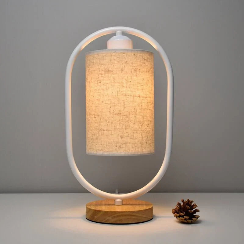 Tischlampe mit Stoffschirm und Holzakzenten für sanftes Ambientelicht
