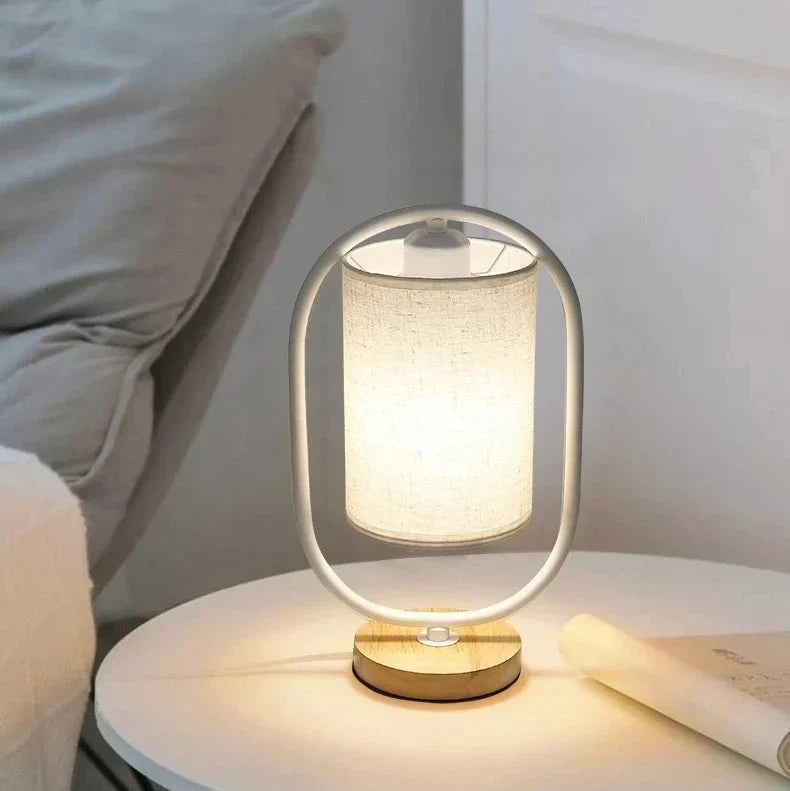 Tischlampe mit Stoffschirm und Holzakzenten für sanftes Ambientelicht