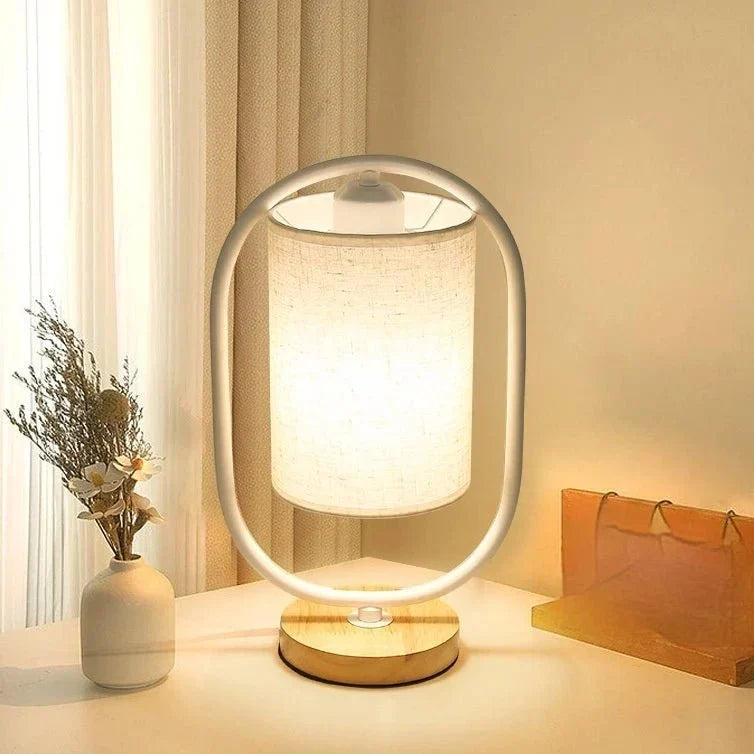 Tischlampe mit Stoffschirm und Holzakzenten für sanftes Ambientelicht