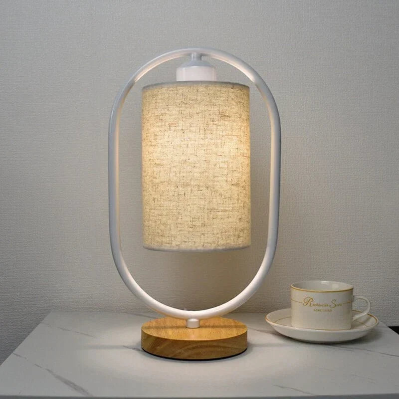 Tischlampe mit Stoffschirm und Holzakzenten für sanftes Ambientelicht