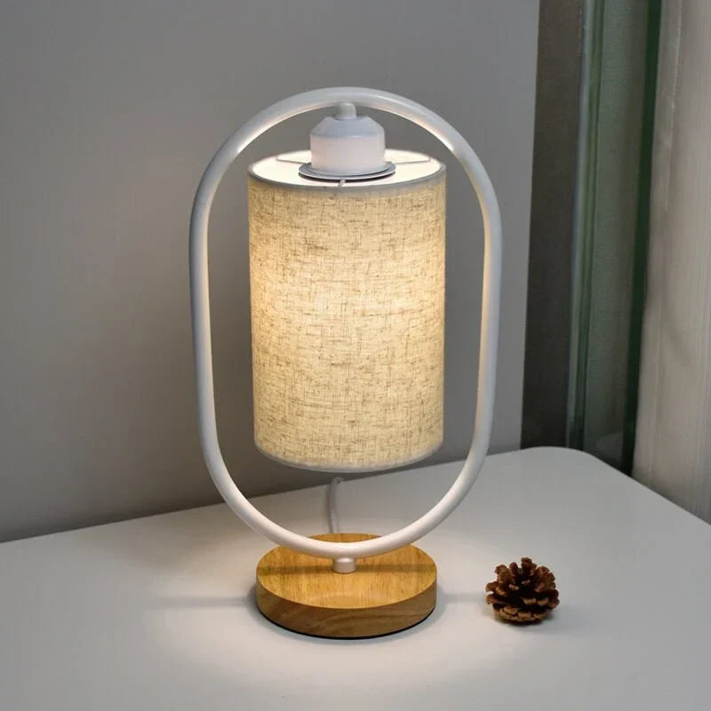 Tischlampe mit Stoffschirm und Holzakzenten für sanftes Ambientelicht