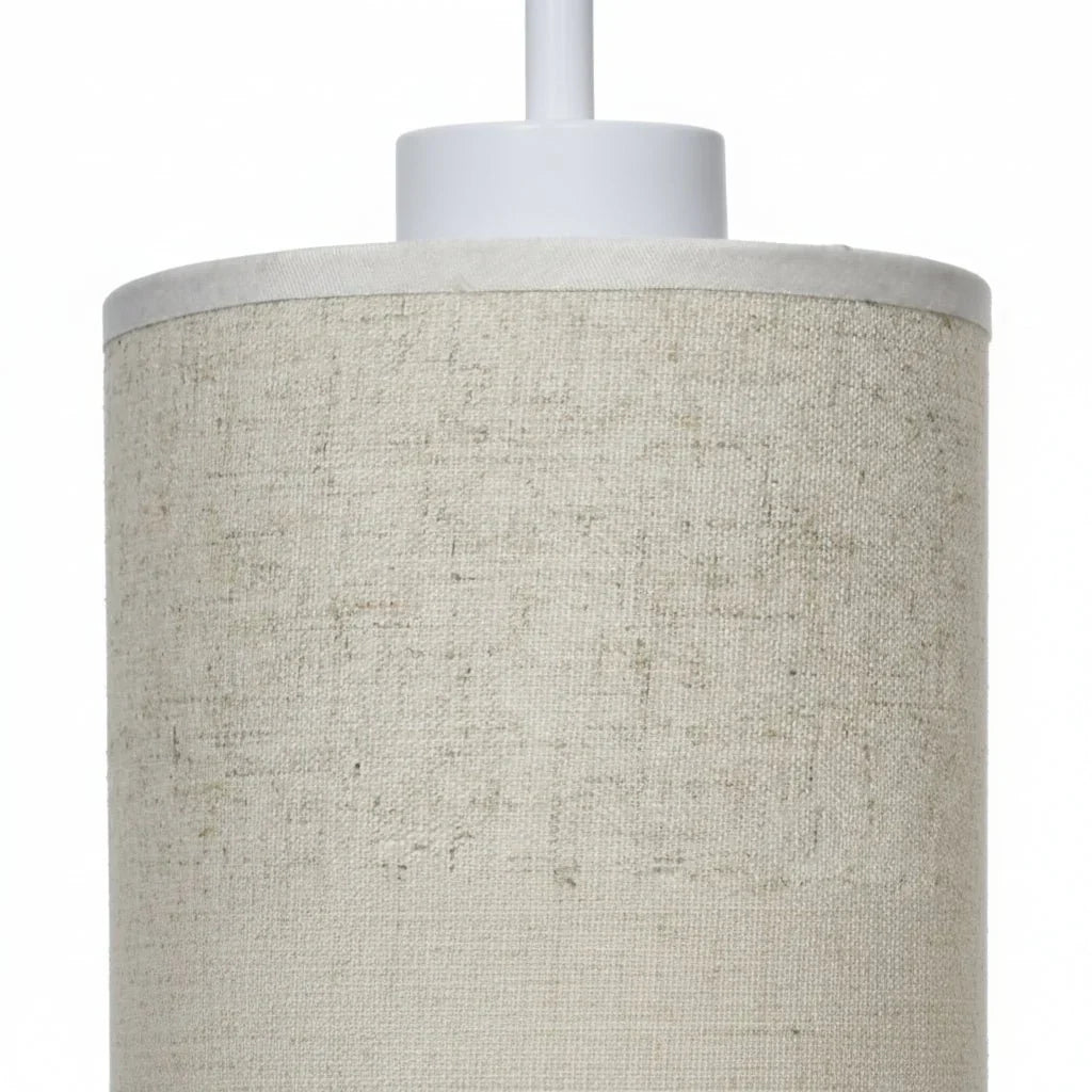 Tischlampe mit Stoffschirm und Holzakzenten für sanftes Ambientelicht