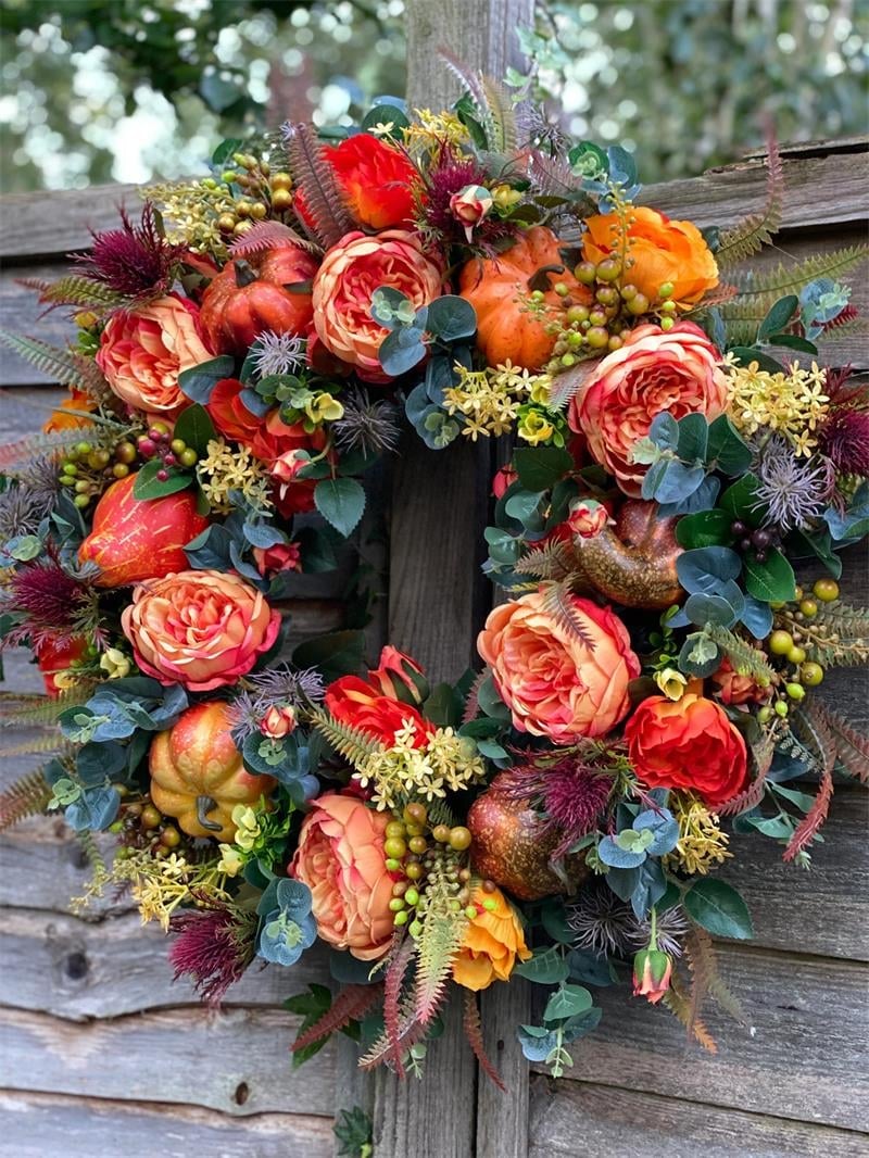 Herbstkranz mit Pfingstrosen und Kürbis für Tür und Wand