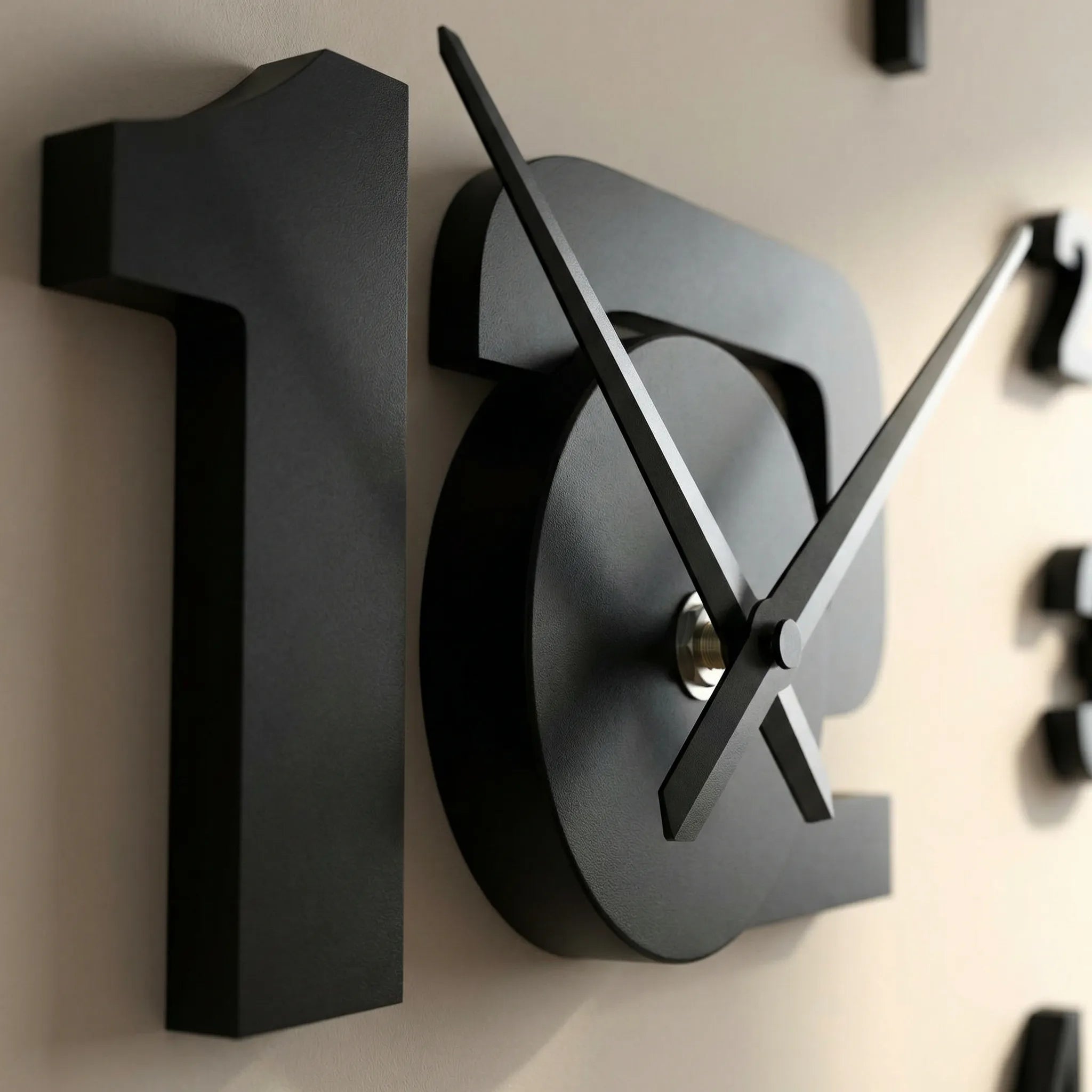 Übergroße Wanduhr mit 3D-Ziffern – minimalistisch und modern