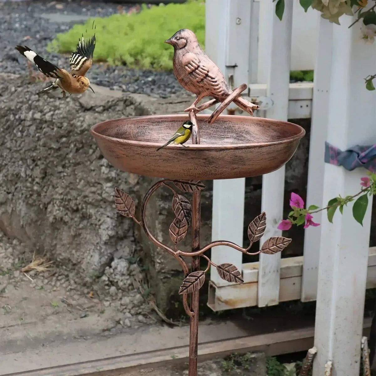 Vogeltränke mit Bodenspieß – dekorative Gartenschale für Wildvögel