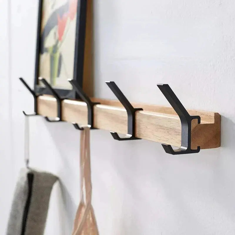 Wandgarderobe aus Holz und Metall – platzsparende Hakenleiste