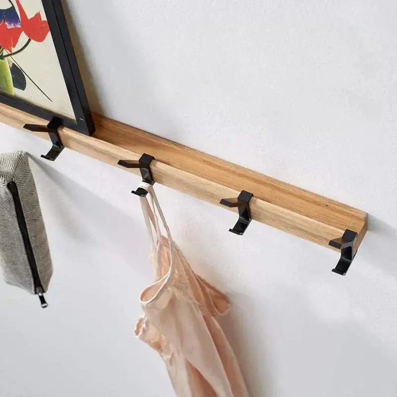 Wandgarderobe aus Holz und Metall – platzsparende Hakenleiste