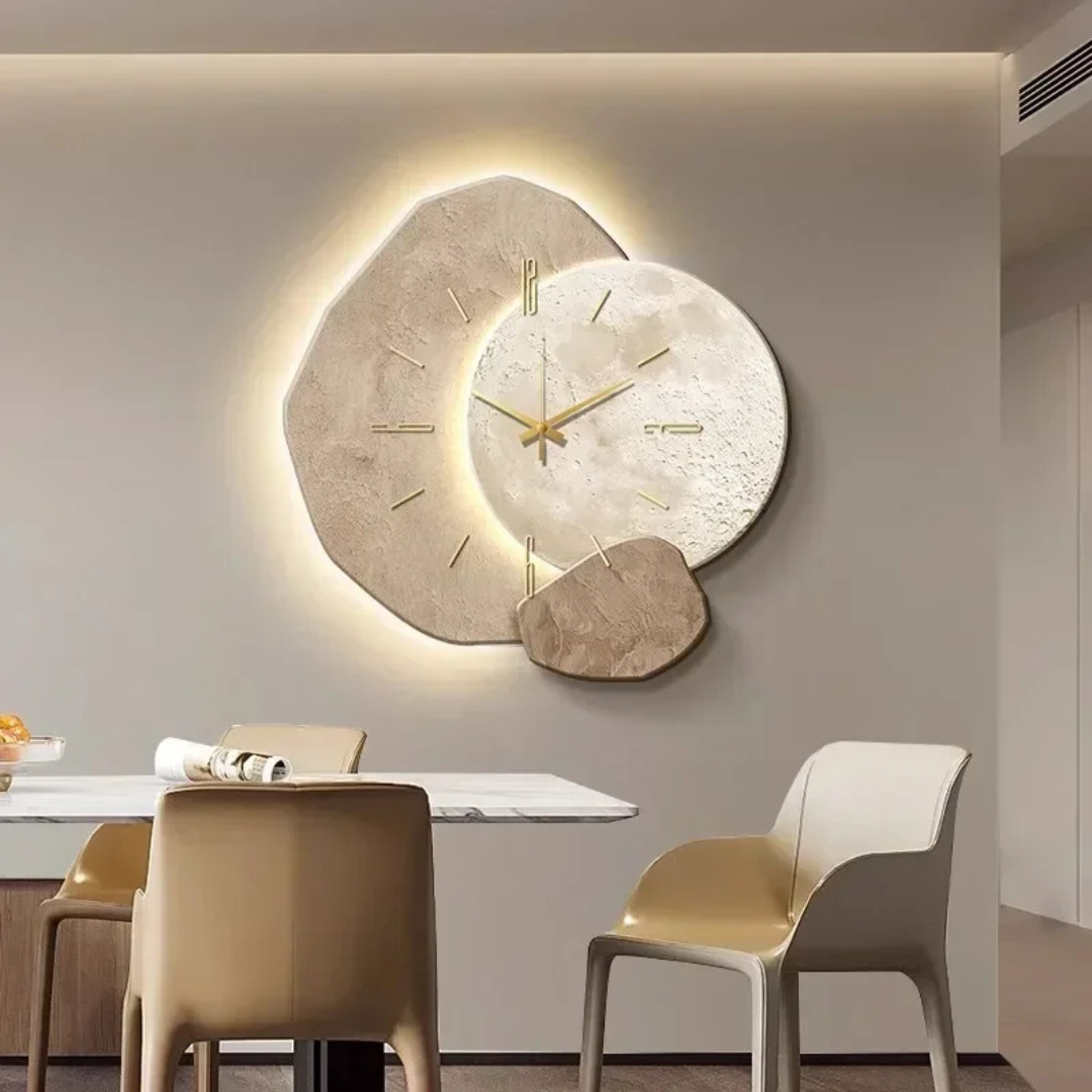 Wanduhr mit geschwungenem Design und integrierter LED-Beleuchtung