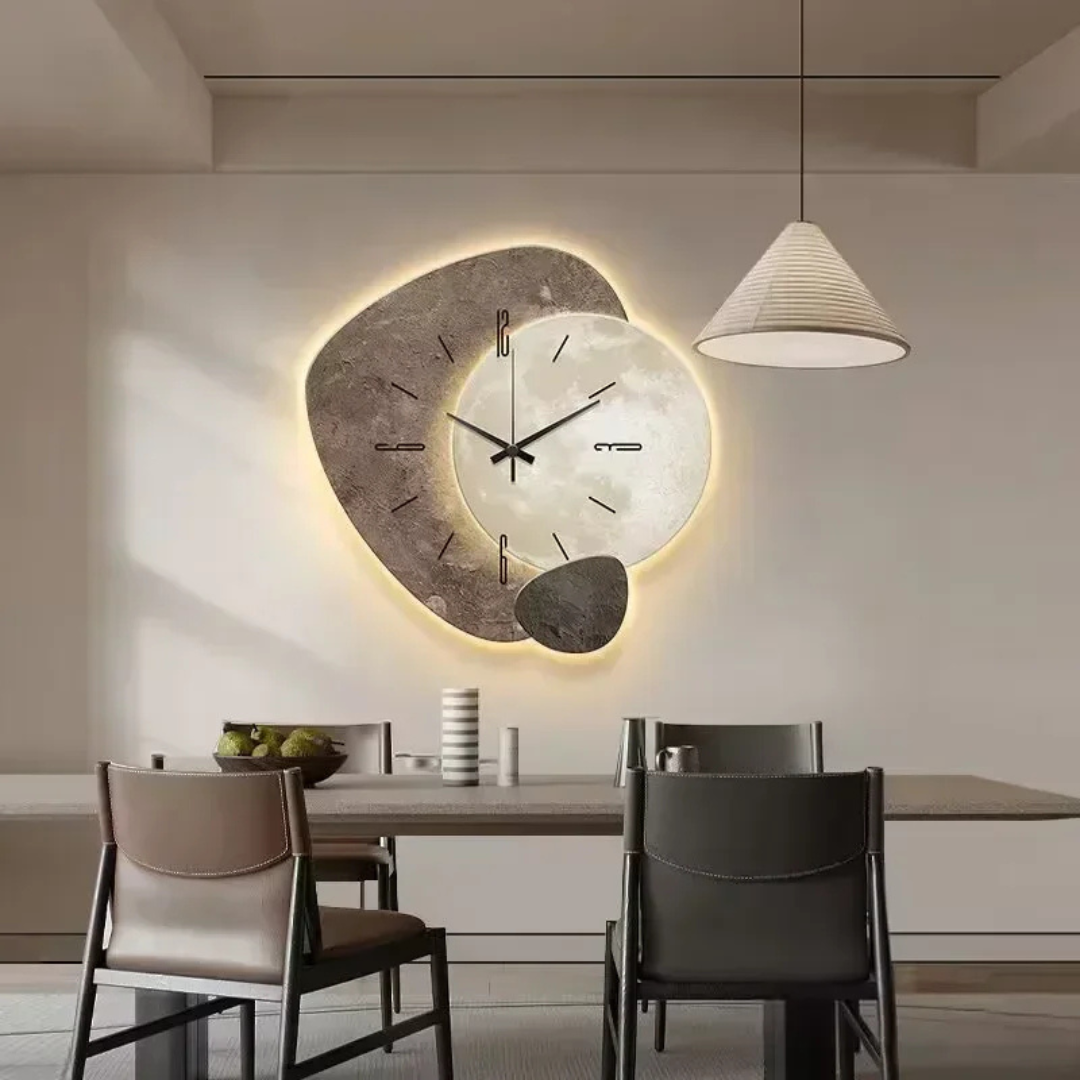 Wanduhr mit geschwungenem Design und integrierter LED-Beleuchtung