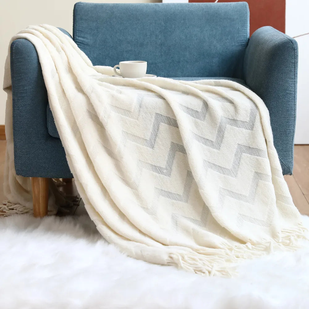 Jacquard-Strickdecke mit Fischgrätenmuster – weich und dekorativ