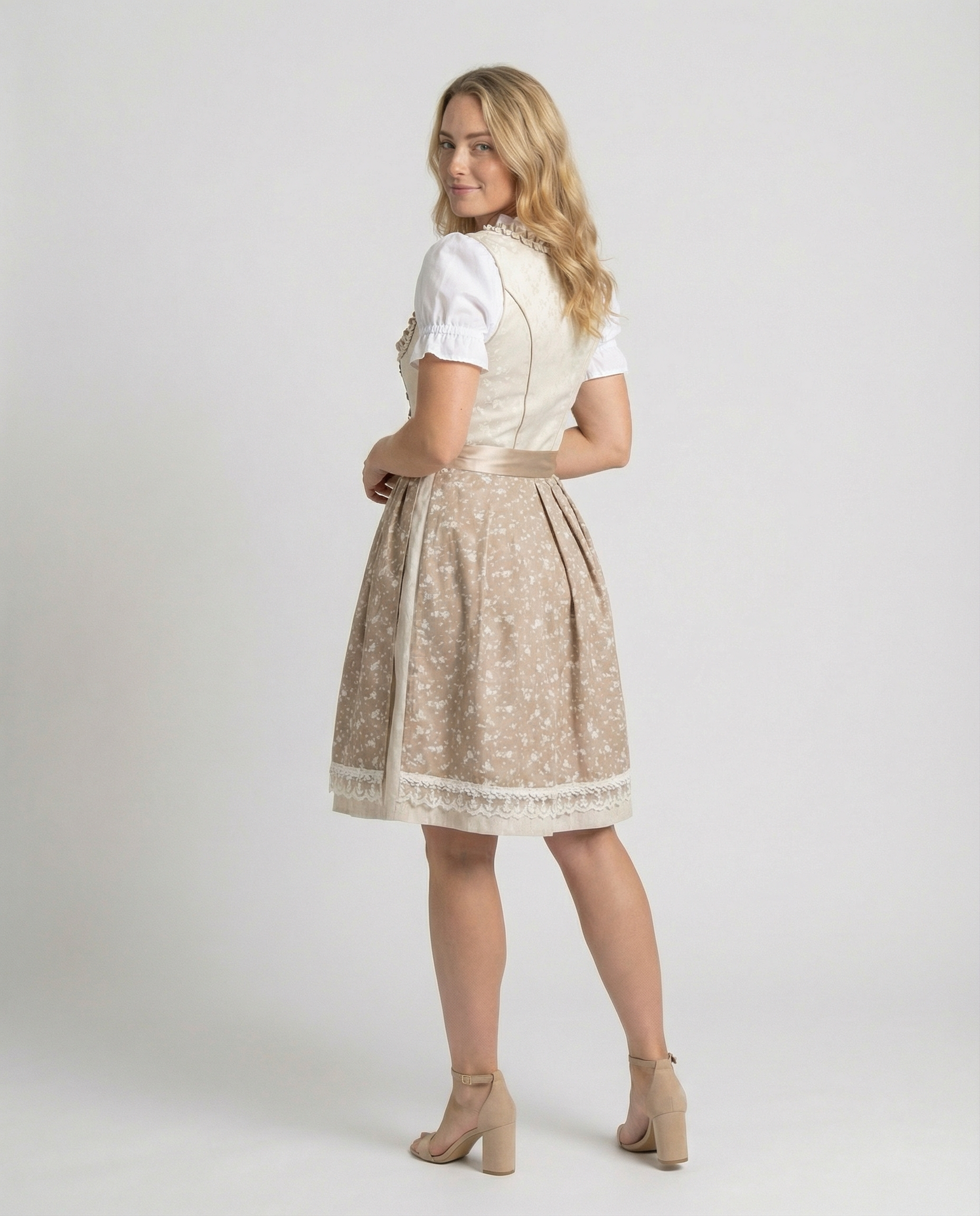 Traditionelles Kostüm mit Schürze und Bluse für besondere Anlässe