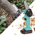 Akku kettensäge kompakt kabellos cutting tree branch in garden setting