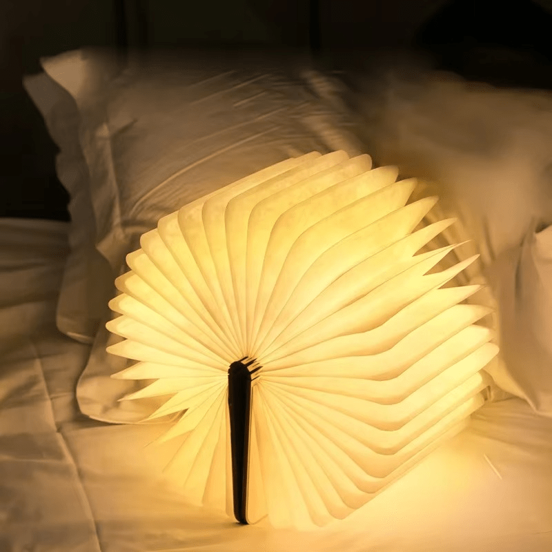 Faltbare Buchlampe aus Holz und Papier mit warmem Licht