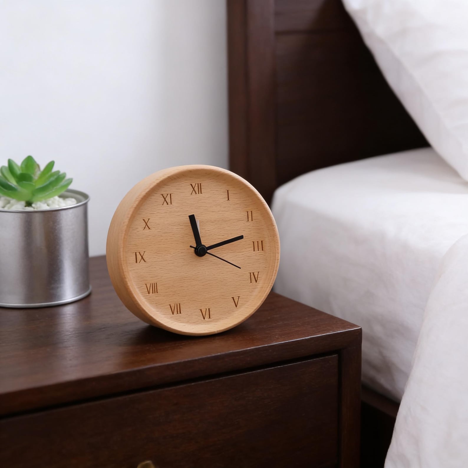 Analoger Wecker aus Buchenholz – geräuschlos mit Snooze-Funktion