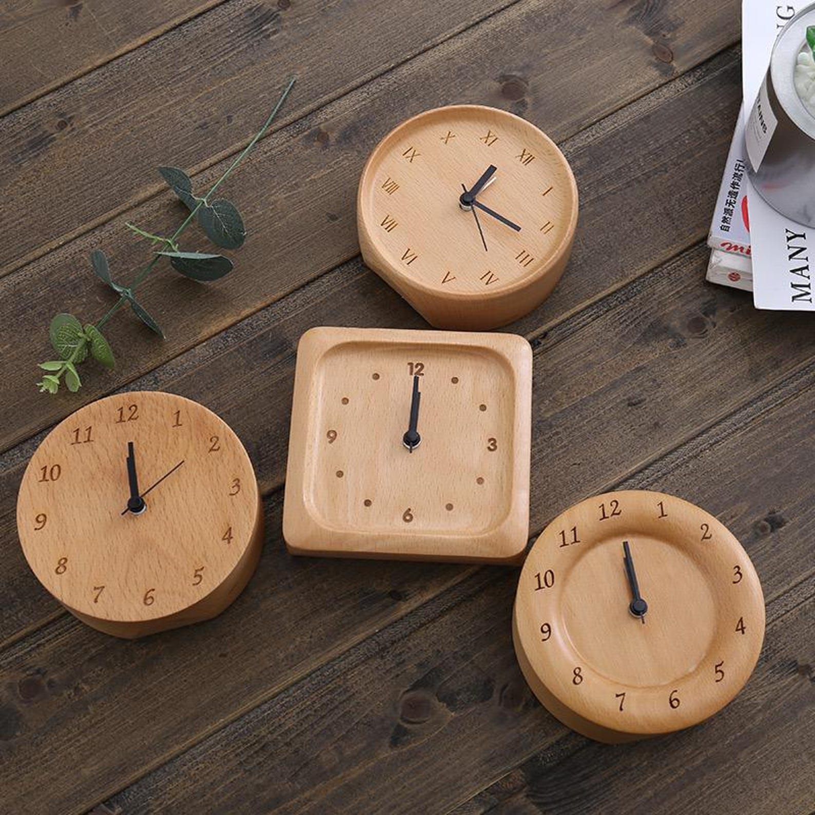 Analoger Wecker aus Buchenholz – geräuschlos mit Snooze-Funktion