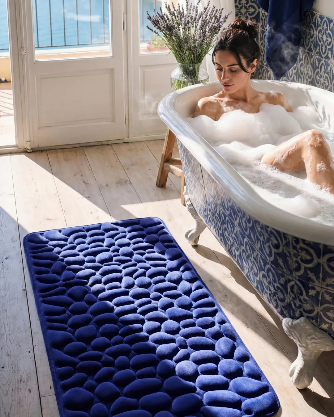 Quick-drying bath mat with non-slip backing