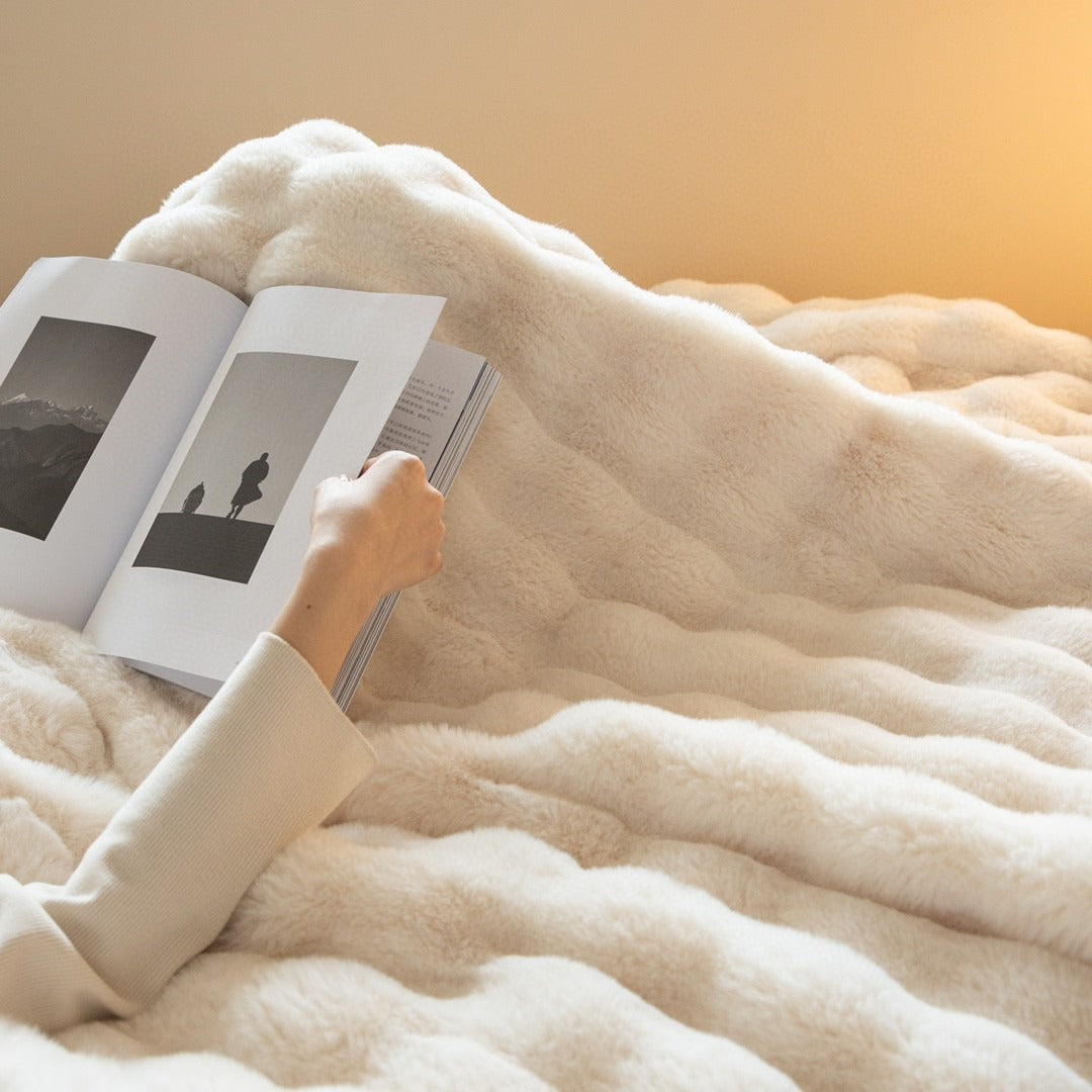 Weighted blanket with faux fur and chunky knit design