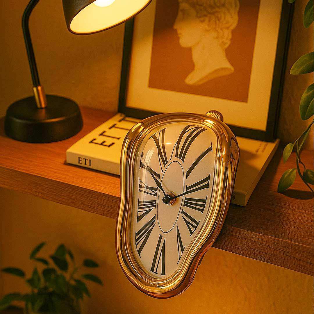 Schmelzende Wanduhr – lautloses Quarzwerk und skulpturales Design