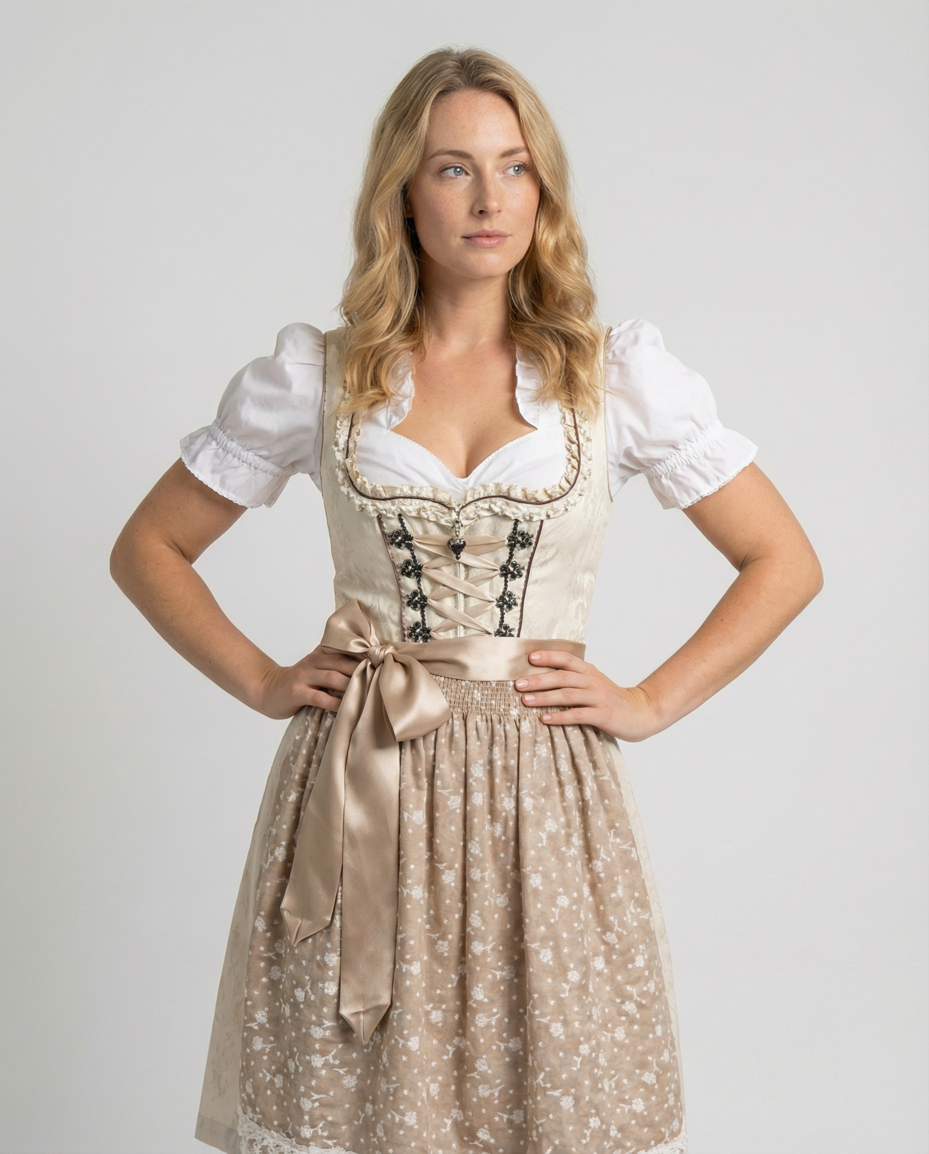 Traditionelles Kostüm mit Schürze und Bluse für besondere Anlässe