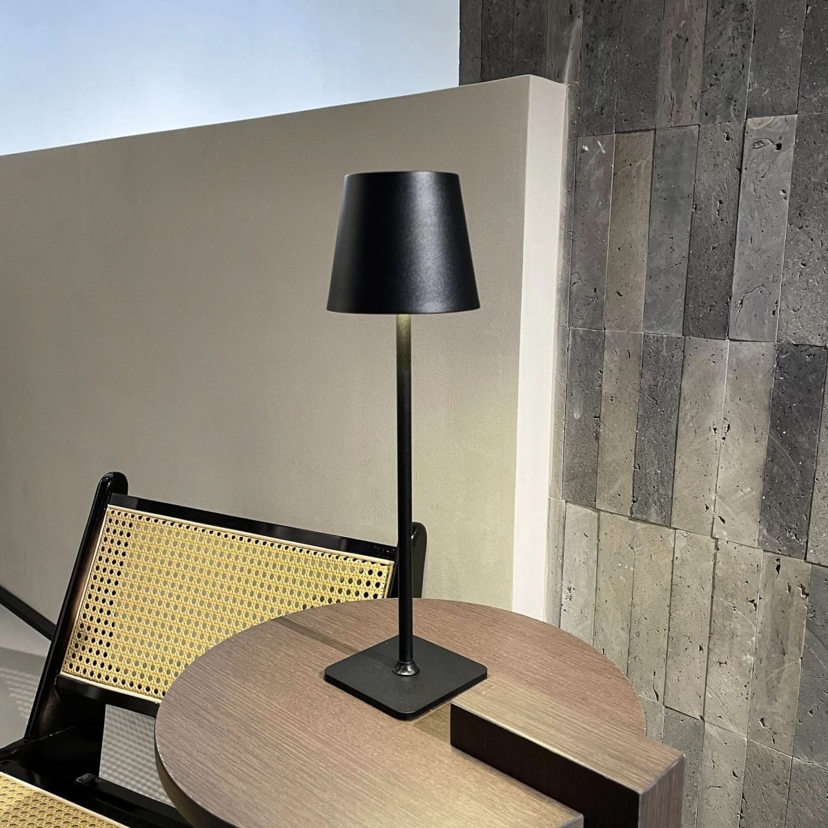 Rechargeable wireless table lamp - LED light for every room